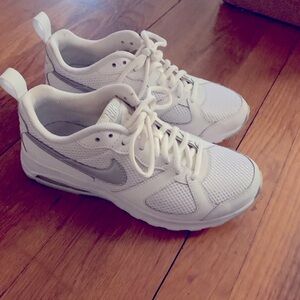 Ladies Nike Air size 6.5
Gently worn. White with silver swoosh